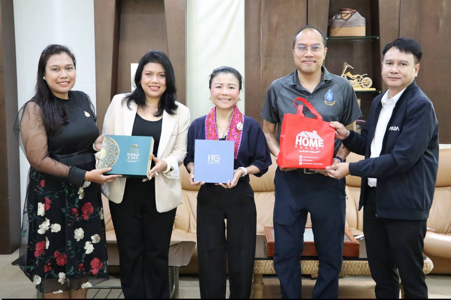 title - ผอ.ศพส. ให้การต้อนรับ รศ.ดร.พรรณี สวนเพลง ผู้อำนวยการศูนย์รวมผู้เชี่ยวชาญทางด้านการท่องเที่ยวเชิงวัฒนธรรมอาหาร และเจ้าหน้าที่ เยี่ยมชมกิจกรรมการดำเนินงานของศูนย์ส่งเสริมและพัฒนาอาชีพเสริมนอกภาคการเกษตร